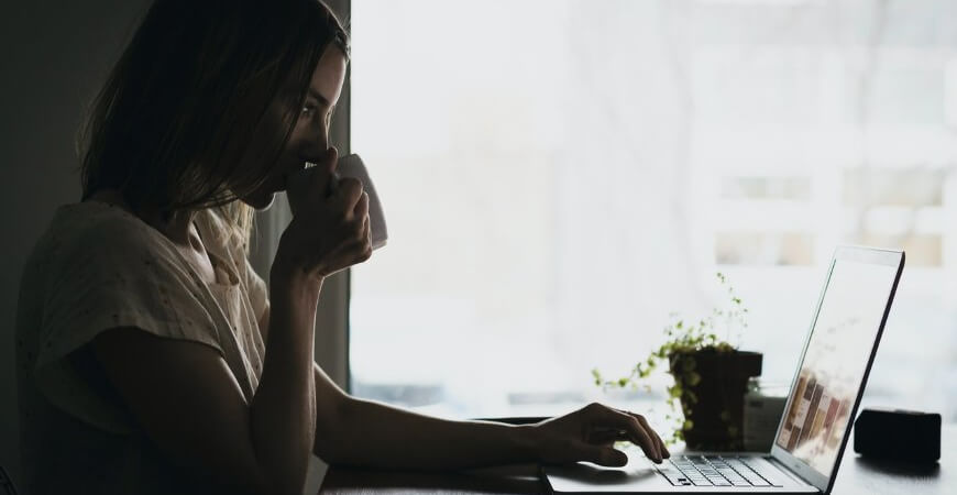 Trabalhadora com jornada controlada por celular e e-mail terá direito a horas extras