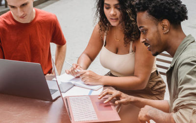 Mercado de trabalho: profissionais estão se qualificando mais e possuir pós-graduação e idiomas já é tendência