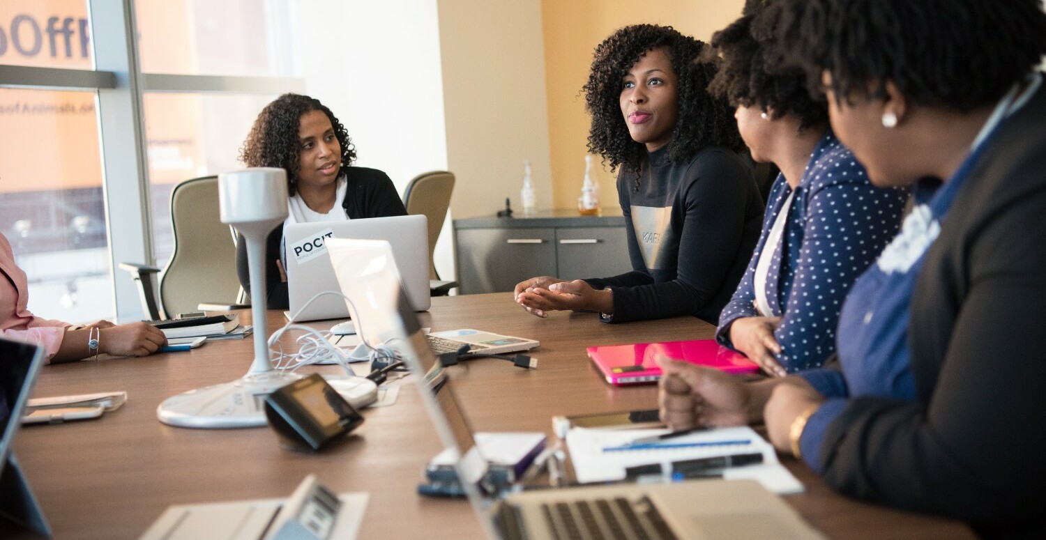 Qual é o impacto do racismo no desempenho das empresas?