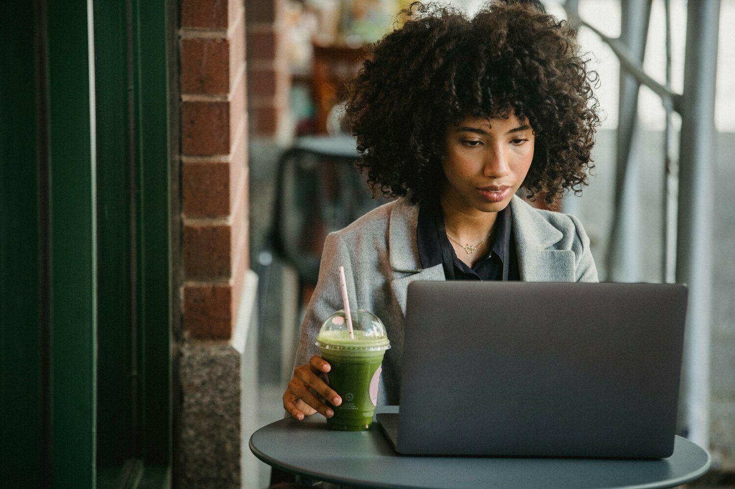 Contato presencial permanece essencial no mundo dos negócios, mesmo com ascensão do trabalho remoto