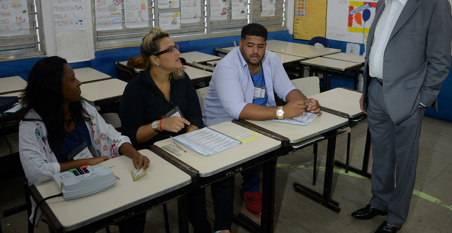 Vai trabalhar nas eleições neste domingo (27)? Veja seus direitos e até quando tirar as folgas obtidas