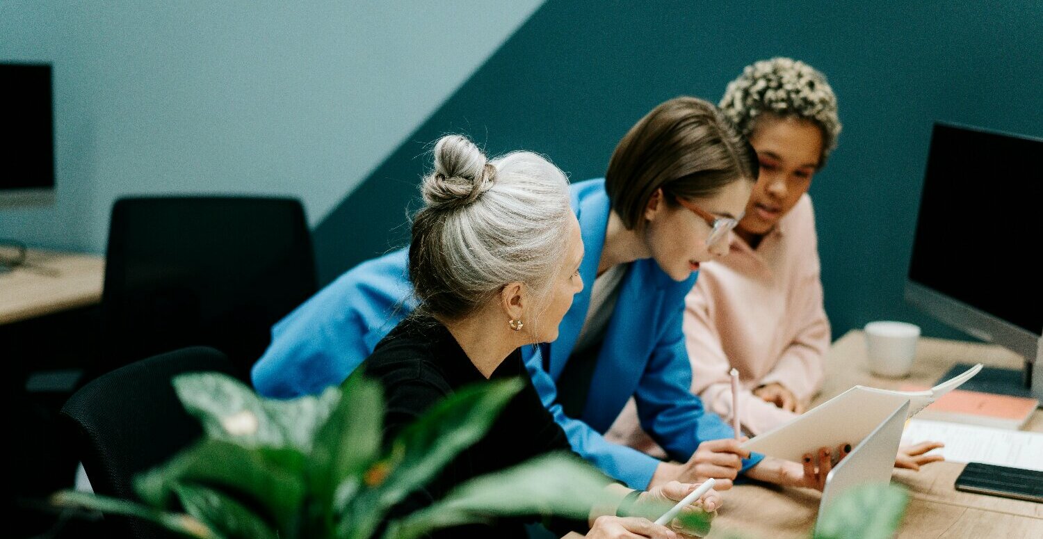 Estudo revela que 70% dos profissionais mais velhos sofrem com falta de oportunidades no mercado de trabalho Estudo revela que 70% dos profissionais mais velhos sofrem com falta de oportunidades no mercado de trabalho