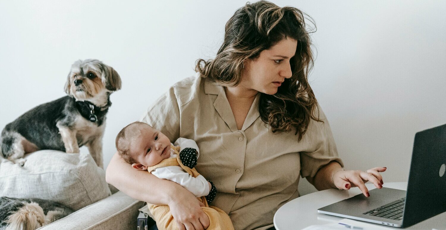 Direitos trabalhistas garantidos às mulheres grávidas e adotantes Direitos trabalhistas garantidos às mulheres grávidas e adotantes