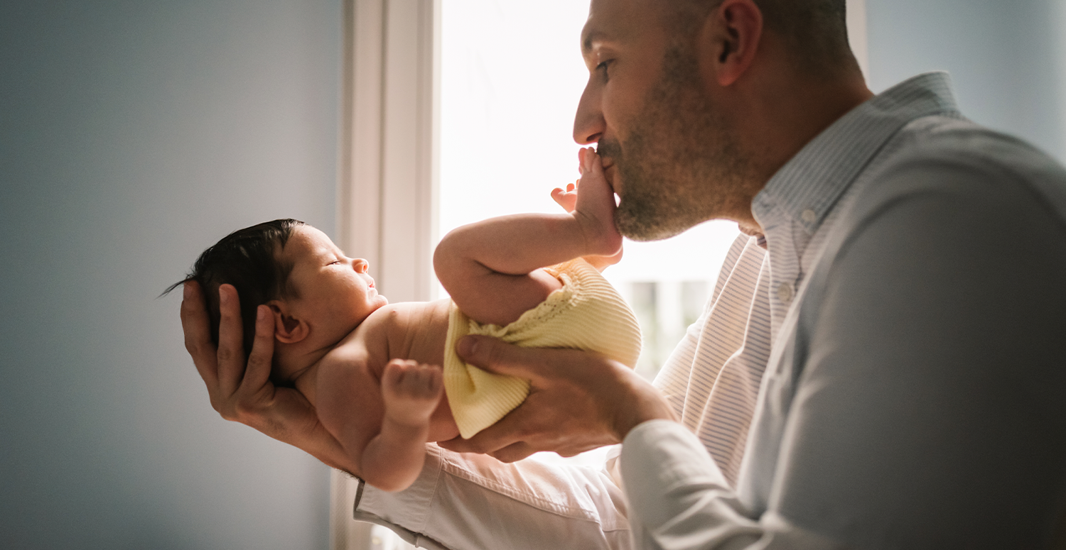 Licença-paternidade de 15 dias corrige defasagem de 37 anos da lei e período se aproxima com de outros países Licença-paternidade de 15 dias corrige defasagem de 37 anos da lei e período se aproxima com de outros países