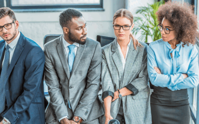 Conhece o termo “job hugging”? Entenda o termo que reflete o mercado de trabalho instável e impulsiona manutenção empregos