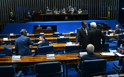 Comissão aprova fim da escala 6×1 com previsão de jornada de 36h semanais; texto segue para o Senado